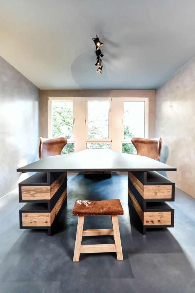 Innenausbau Büro, Altholz Fichte mit Schwarzstahl kombiniert