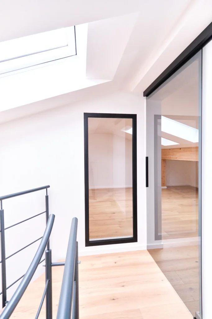 Sitznische und Balkenverkleidung in Eiche furniert mit Kriechspeichertüre weiß