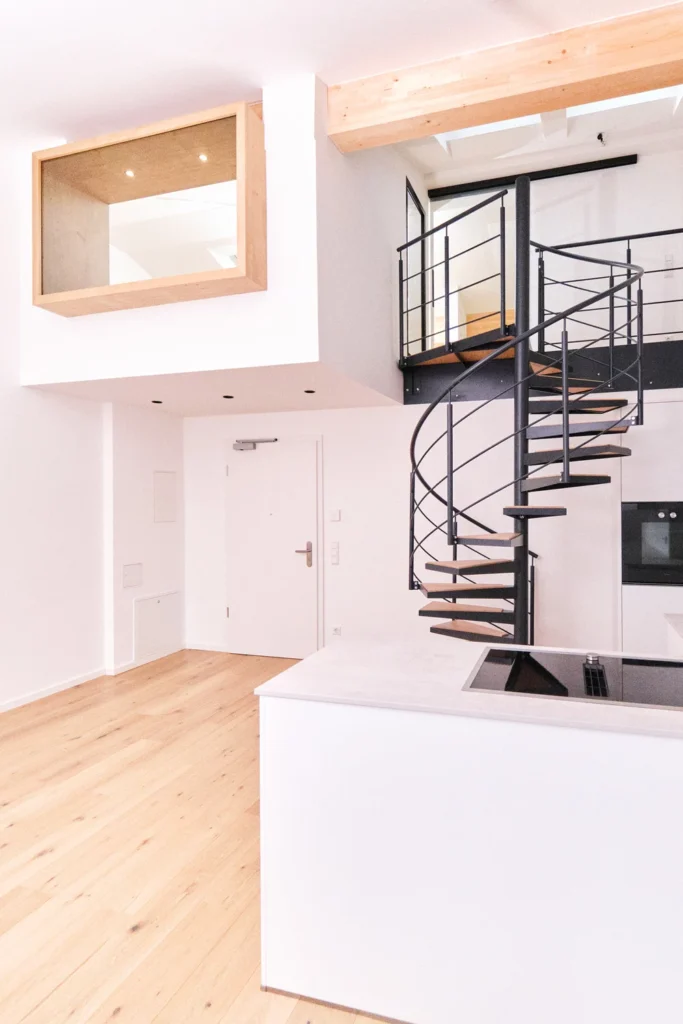 Sitznische und Balkenverkleidung in Eiche furniert mit Kriechspeichertüre weiß