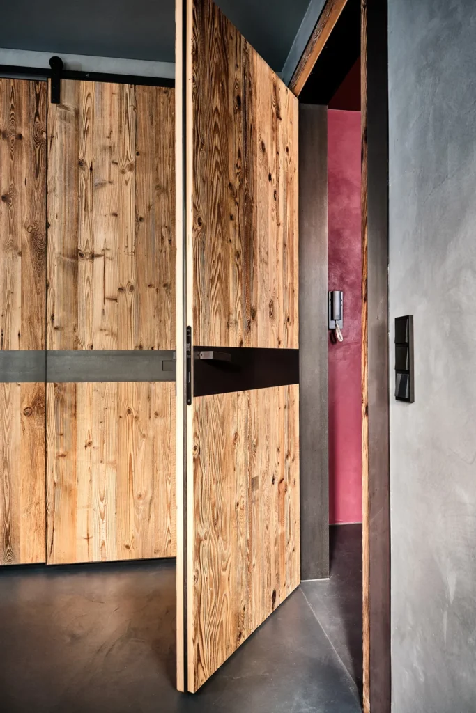 Innenausbau Büro, Altholz Fichte mit Schwarzstahl kombiniert