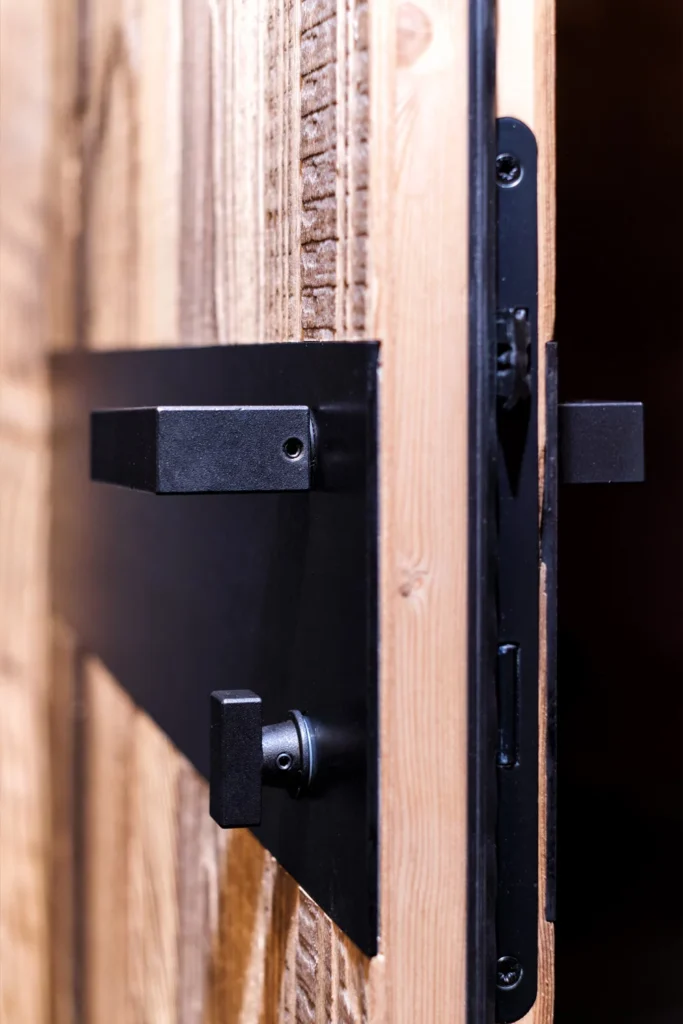 Innenausbau Büro, Altholz Fichte mit Schwarzstahl kombiniert