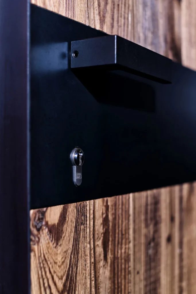 Innenausbau Büro, Altholz Fichte mit Schwarzstahl kombiniert