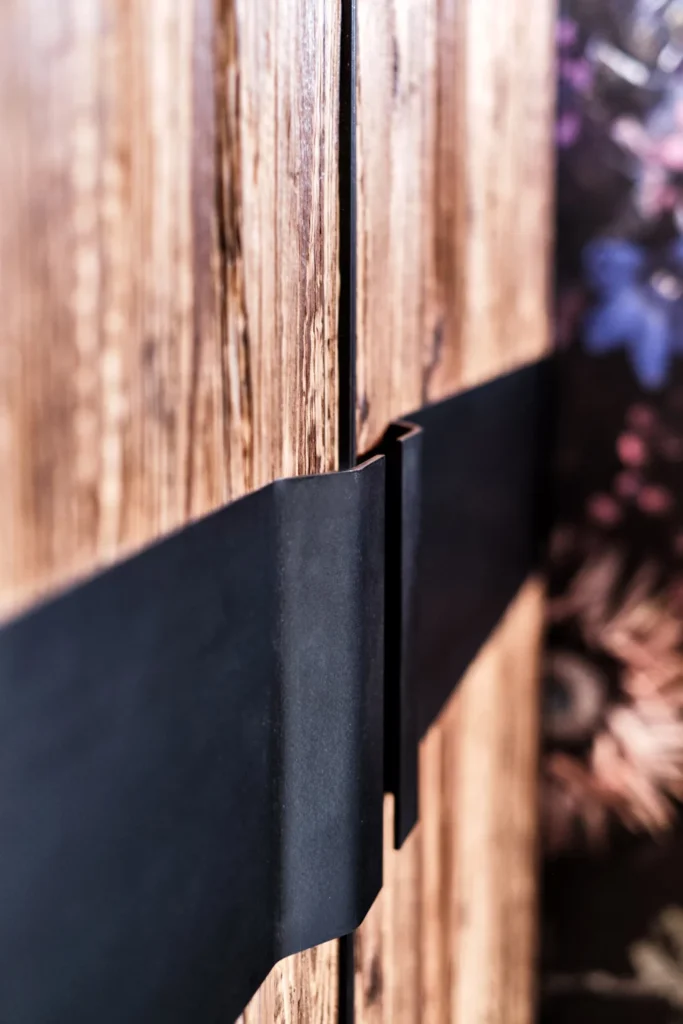 Innenausbau Büro, Altholz Fichte mit Schwarzstahl kombiniert