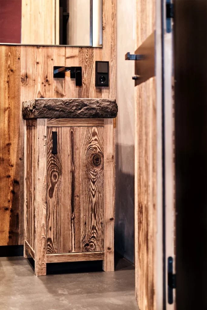 Innenausbau Büro, Altholz Fichte mit Schwarzstahl kombiniert