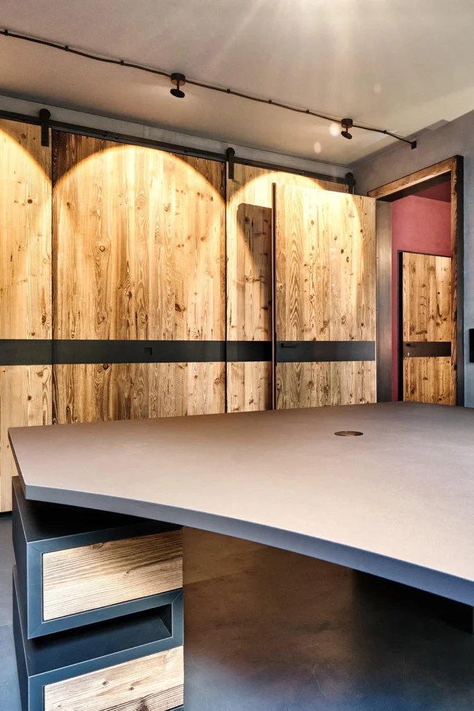 Innenausbau Büro, Altholz Fichte mit Schwarzstahl kombiniert