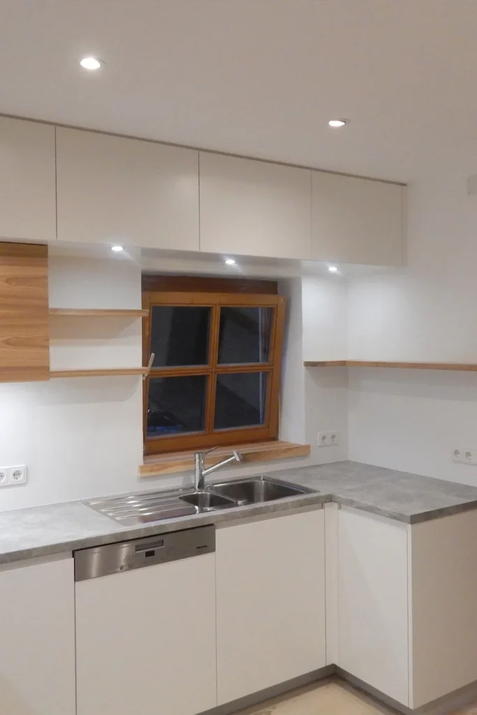 Küche weiß lackiert mit Esche furniert und geölt