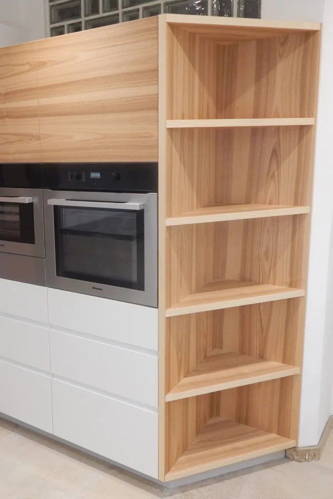 Gerätehochschrank mit Eckregal in Esche