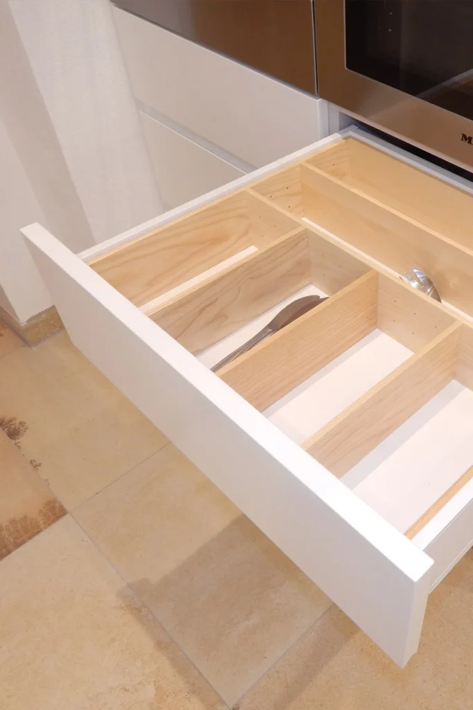 Küche weiß lackiert mit Esche furniert und geölt