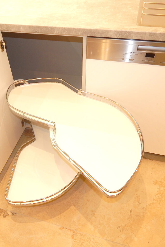 Küche weiß lackiert mit Esche furniert und geölt