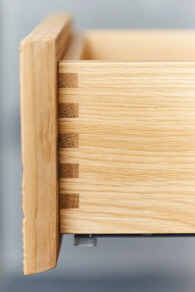 Innenausbau Büro, Altholz Fichte mit Schwarzstahl kombiniert