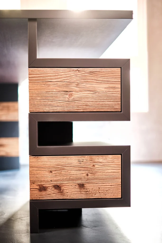 Innenausbau Büro, Altholz Fichte mit Schwarzstahl kombiniert